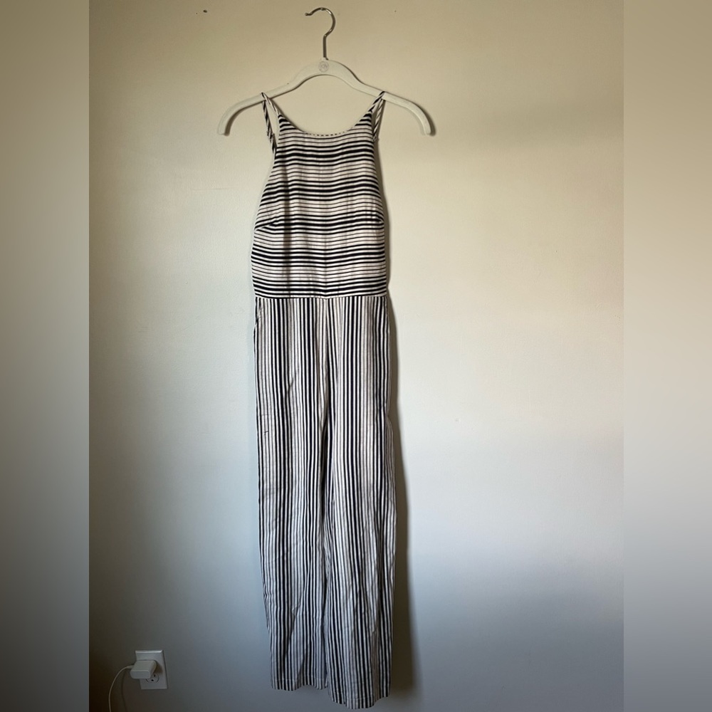Wide leg jumpsuit with pockets and adjustable straps. Size small